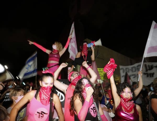 شاهد- عشرات الاف الاسرائيليين يتظاهرون في الشوارع لاسقاط نتانياهو