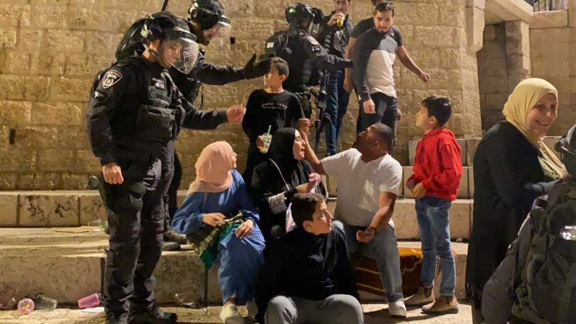 قوات الاحتلال تهاجم مئات الفلسطينيين في باب العامود 