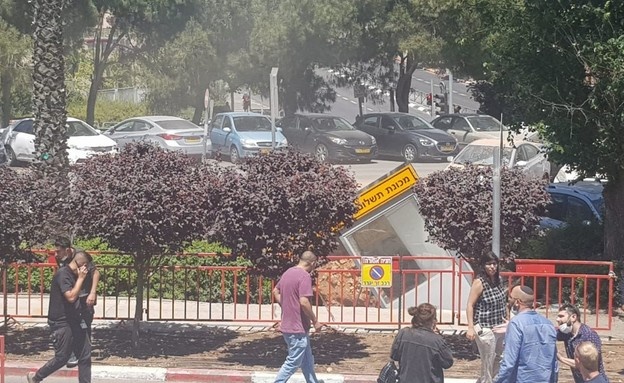 شاهد- انهيار أرضي يبتلع السيارات أمام مستشفى في القدس