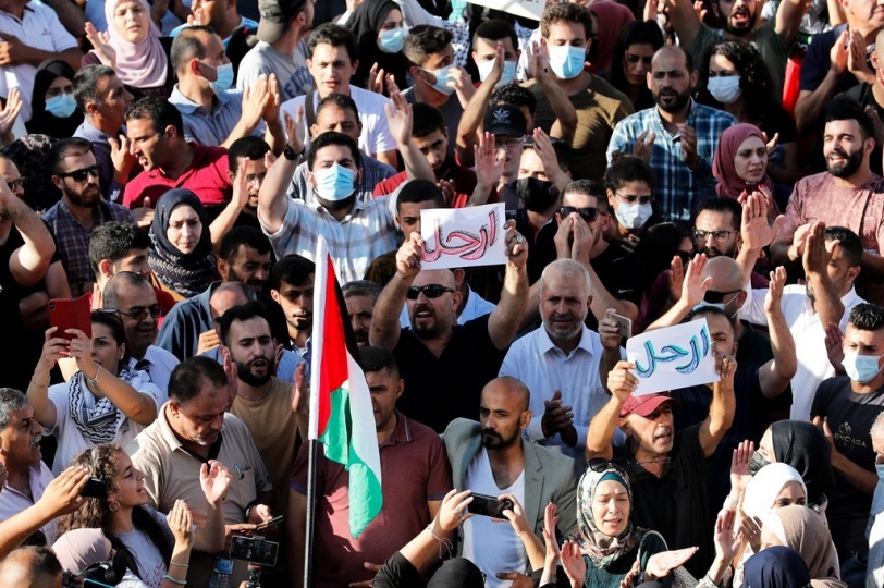 تظاهرتان في رام الله في نفس المكان ونفس الزمان واحدة تهتف ضد الرئيس والثانية تهتف معه