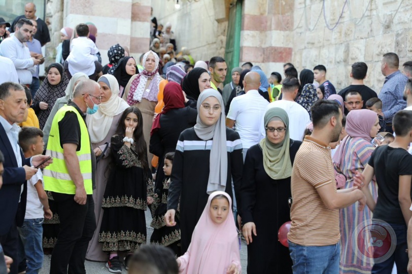 الآلاف يؤدون صلاة عيد الأضحى في الحرم الإبراهيمي 