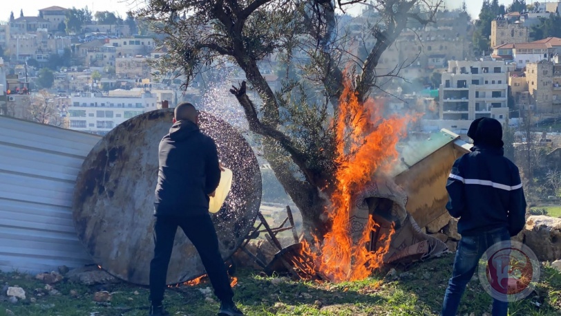 صاحب العقار يهدد بحرق نفسه- طرد عائلة مقدسية من منزلها في حي الشيخ جراح