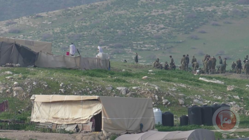 الاحتلال يحشد عشرات الجنود قرب خيام المواطنين بالأغوار