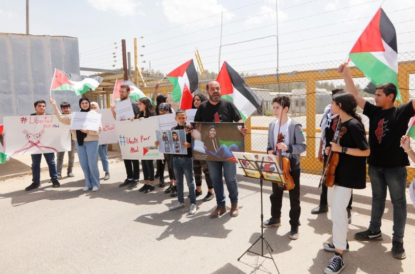 A stand of support for the child prisoner Athal Al-Izza in front of the Ofer prison
