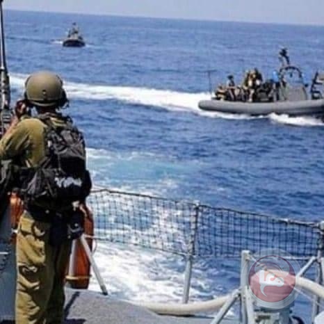 The occupation arrests a fisherman and his son and confiscates his boat in the Gaza sea