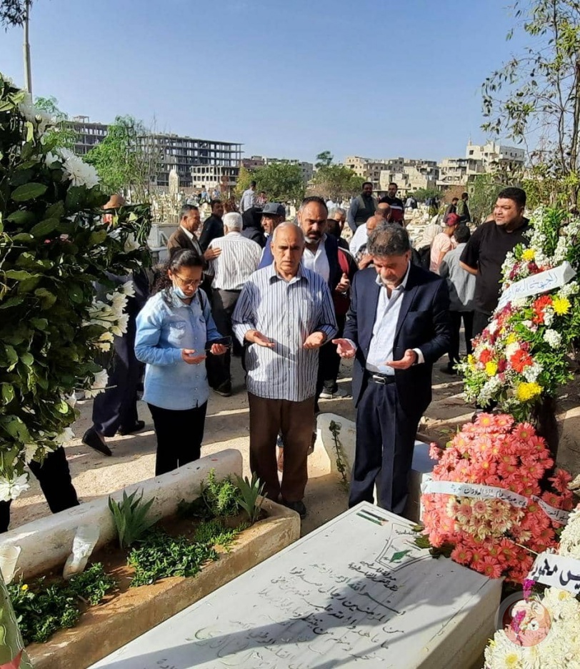  السفير عبد الهادي يزور مقبرة الشهداء في مخيم اليرموك
