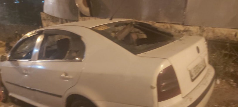 Pictures - Injuries and smashing the windows of 10 cars in an attack by settlers on the homes of citizens in Hebron