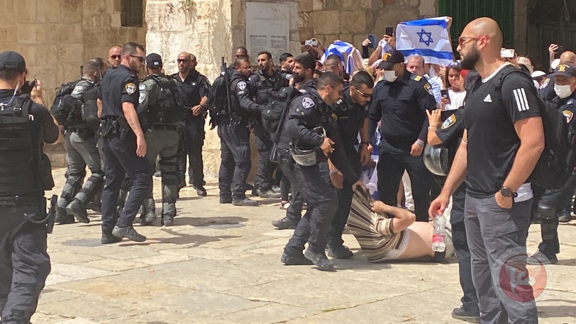 اعتقالات عشوائية- رفع الاعلام الاسرائيلية واعتداءات على المصلين بالاقصى (فيديو)