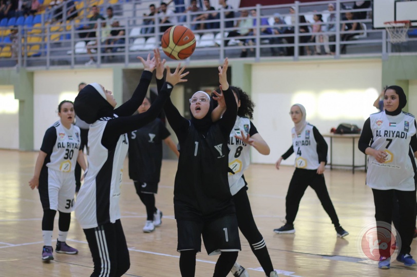 اللجنة الأولمبية تتوج بنات غزة الرياضي بكأس المركز الأول لكرة السلة