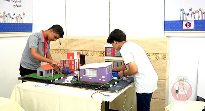 فتيان يبتكران جهازا لتخفيف الازدحام بشوارع غزة