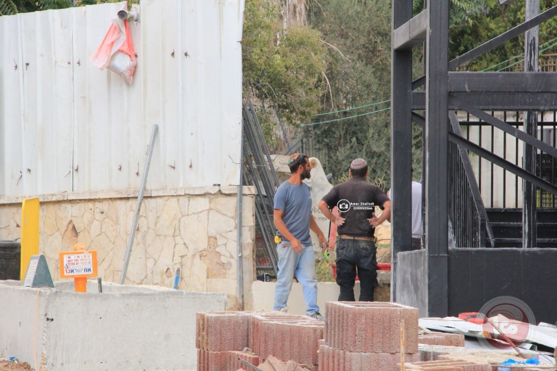 مستوطنون يضعون بوابة حديدية على مدخل "حوش الشريف" تمهيدا للاستيلاء عليه في الخليل