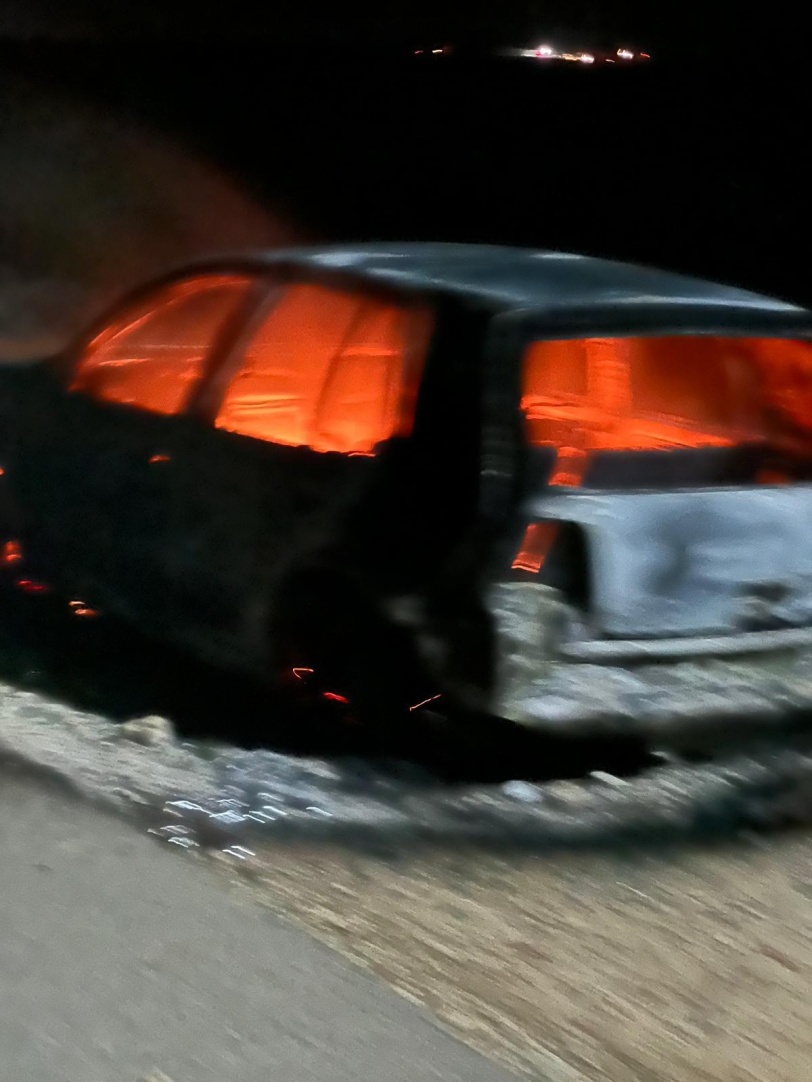 إصابات ومستوطنون يحرقون مركبات جنوب نابلس