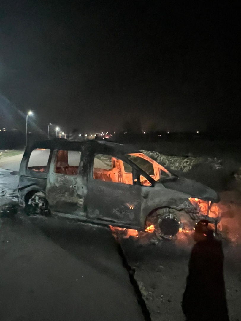 إصابات ومستوطنون يحرقون مركبات جنوب نابلس