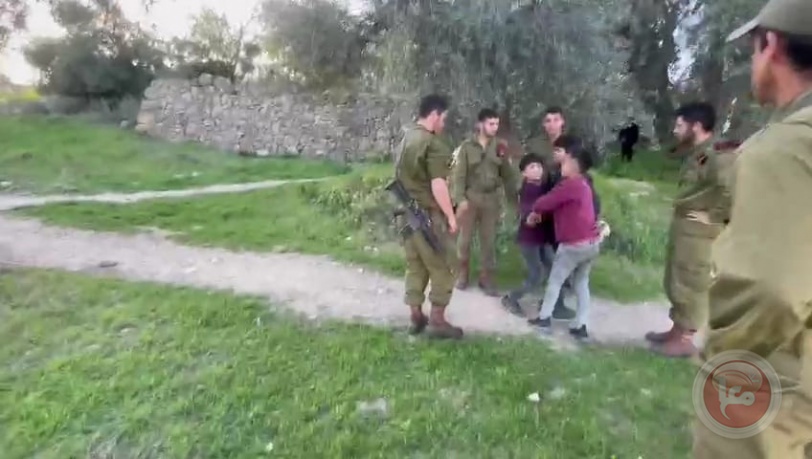 شاهد - طفل يروي تفاصيل اعتقاله والاعتداء عليه من قبل ضابط اسرائيلي