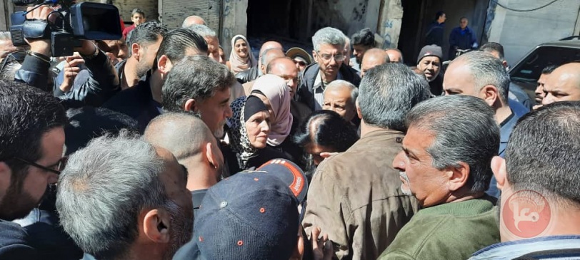 برفقة سفيرنا.. محافظ دمشق يتجول بمخيم اليرموك (صور)