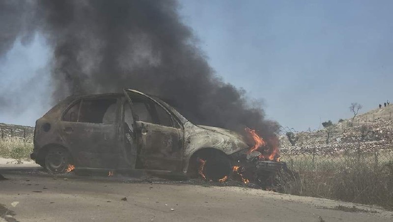4 إصابات بالرصاص ومستوطنون يحرقون 5 مركبات و270 بالة قش شرق رام الله