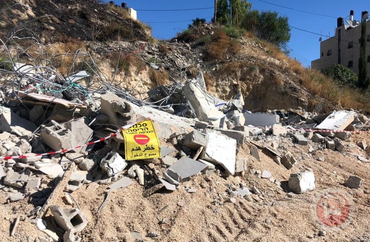 By a decision of the occupation municipality and to avoid paying fines - Jerusalemites demolish his house in Silwan