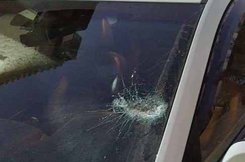 Settlers throw stones at citizens' vehicles, northeast of Jerusalem