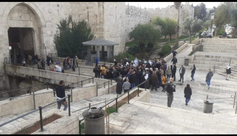 الاحتلال يحتجز العشرات بحجة دخول القدس دون تصاريح