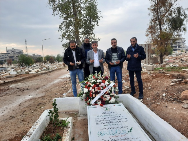 السفير عبد الهادي يضع إكليل من الزهور على مقبرة الشهداء في مخيم اليرموك
