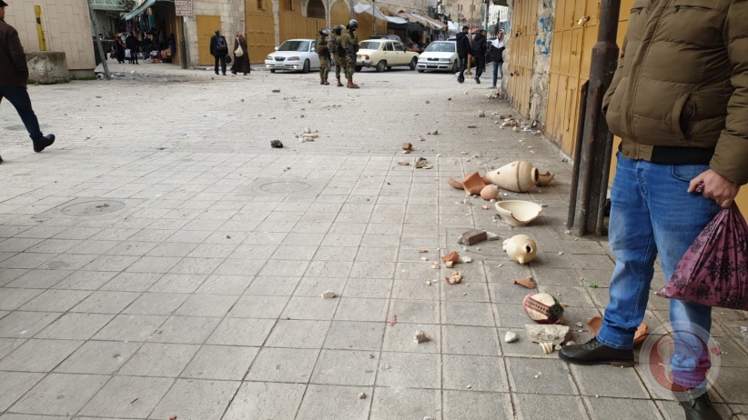 إصابة شاب برضوض خلال مهاجمة مستوطنين للمواطنين في الخليل
