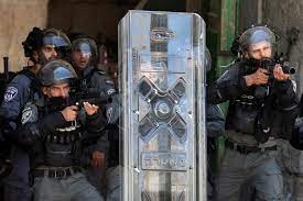 قوات الاحتلال تقمع الشبان في العيسوية بالقنابل والاعتقال