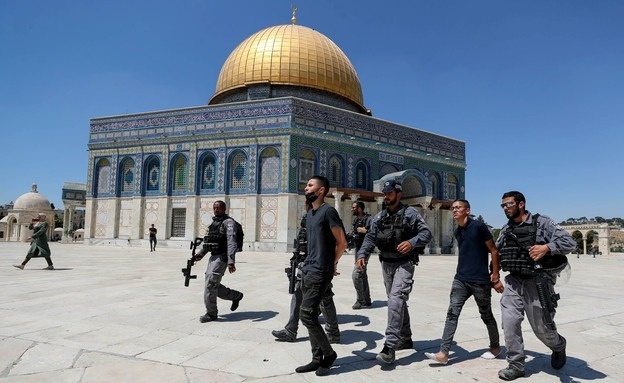 Disagreements between the occupation army and police over ways to reduce tension during “Ramadan”