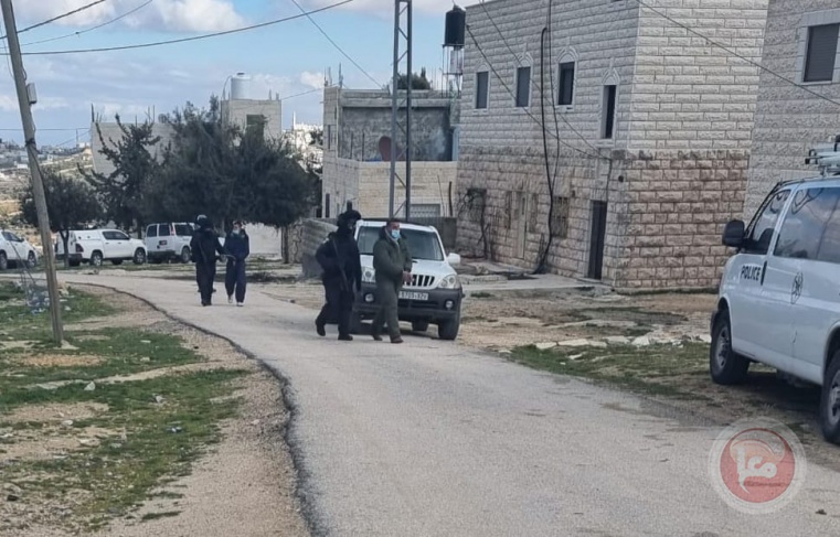 The occupation arrests 4 civilians from Hebron