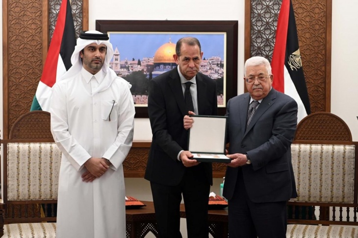 The President awards the martyr Abu Aqila the Jerusalem Star from the Jerusalem Medal