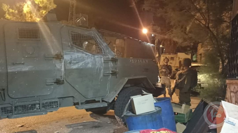 Occupation forces raid Beit Ummar and arrest 4 released prisoners
