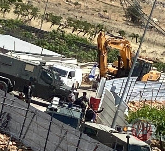 Hebron: The occupation demolishes a residential room and a water well, and notifies the demolition of a brix