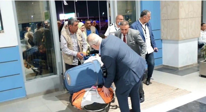 الوزير سالم يودع حجاج بيت الله الحرام من مطار القاهرة الدولي.