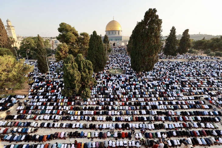 الفلسطينيون يؤدون صلاة العيد في المسجد الاقصى