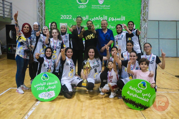 اللجنة الأولمبية تتوج بنات غزة الرياضي بكأس المركز الأول لكرة السلة