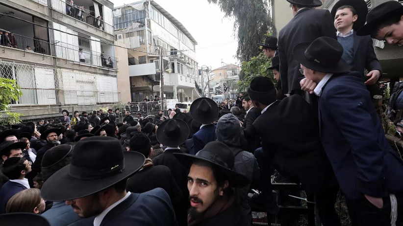 During a funeral in Jerusalem - Street closures and attacks on Jerusalemites