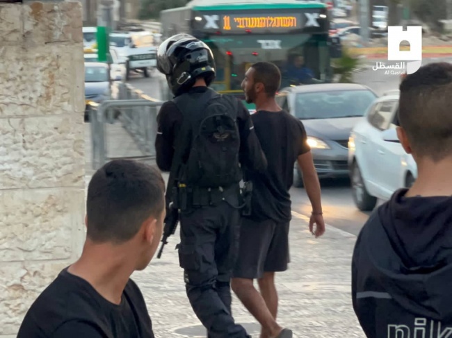 Occupation forces arrest two young men from Bab Al-Amoud area