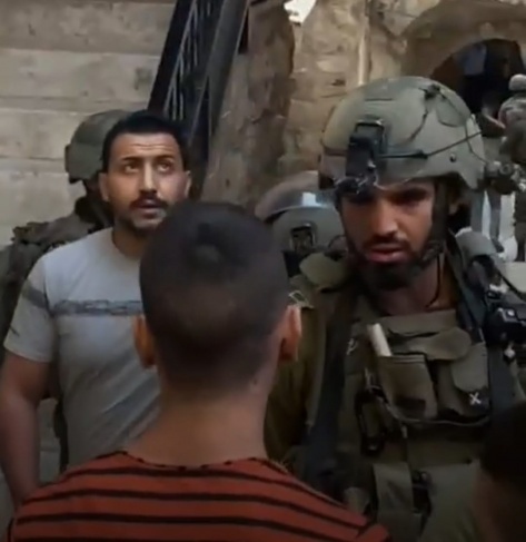 Hebron.. Occupation soldiers arrest two young men and assault others
