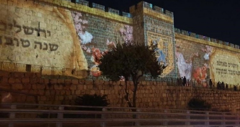 Occupation municipality "disfigured"  The Wall of Jerusalem with Talmudic images and slogans