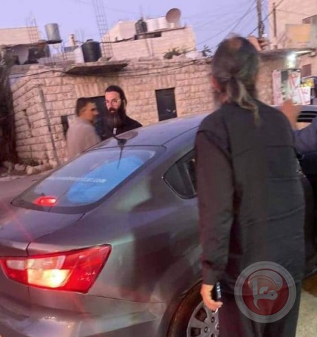 Settlers storm the vicinity of the Prophet Yunus Mosque in Halhoul