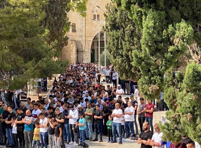 Tens of thousands perform Friday prayers at Al-Aqsa Mosque