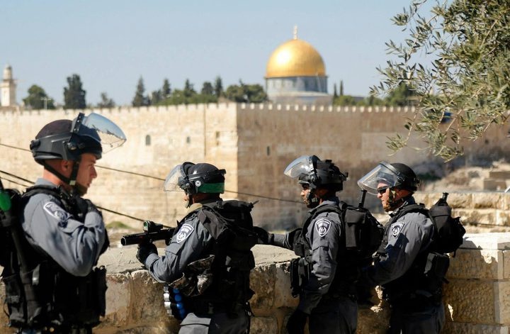 Assault and arrest of Palestinians at the gates of Al-Aqsa