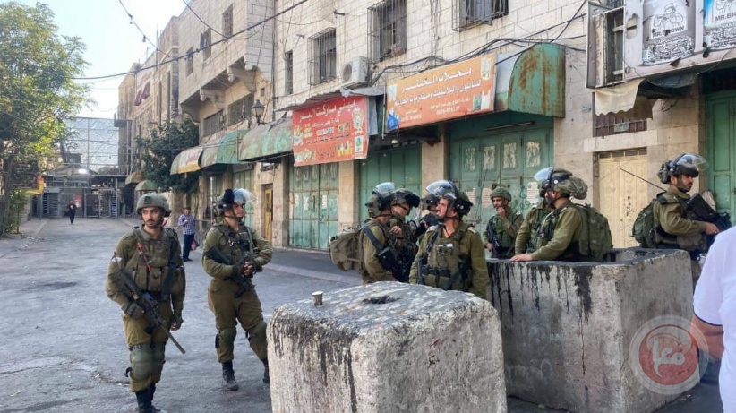 The occupation closes the center of Hebron in preparation for the settlers’ incursions