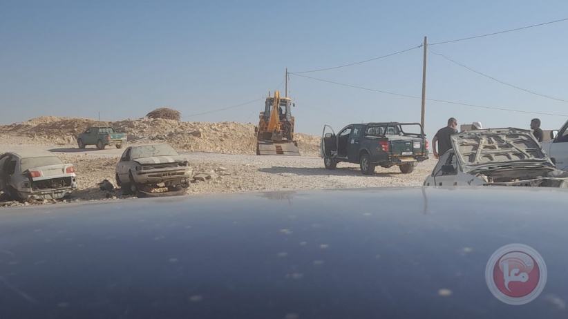 The occupation closes the road linking Bedouin communities south of Hebron with earth mounds