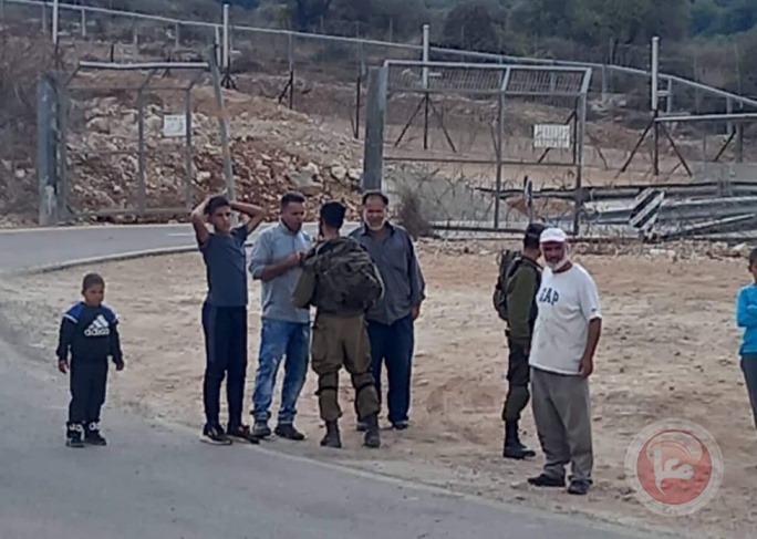 Salfit - The occupation forces expel farmers and detain them behind the wall of annexation and expansion
