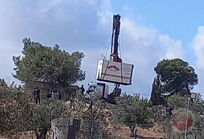 The occupation confiscates two mobile homes and the roof of a house east of Yatta