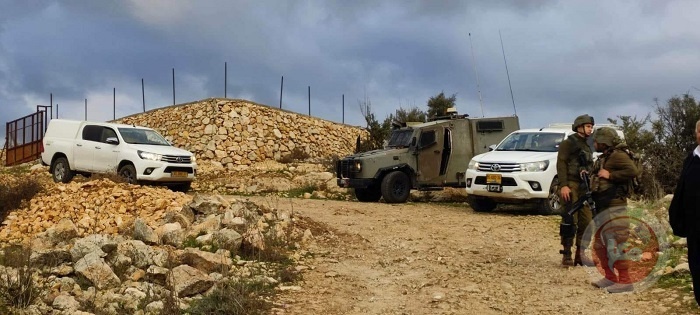 The occupation seizes two agricultural rooms and antiquities and sweeps lands north of Ramallah