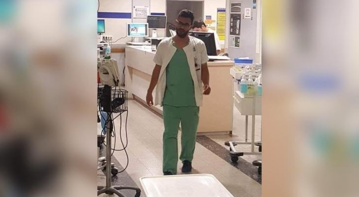 An Israeli hospital dismisses a Palestinian doctor... for the reason that he gave sweets to an injured child