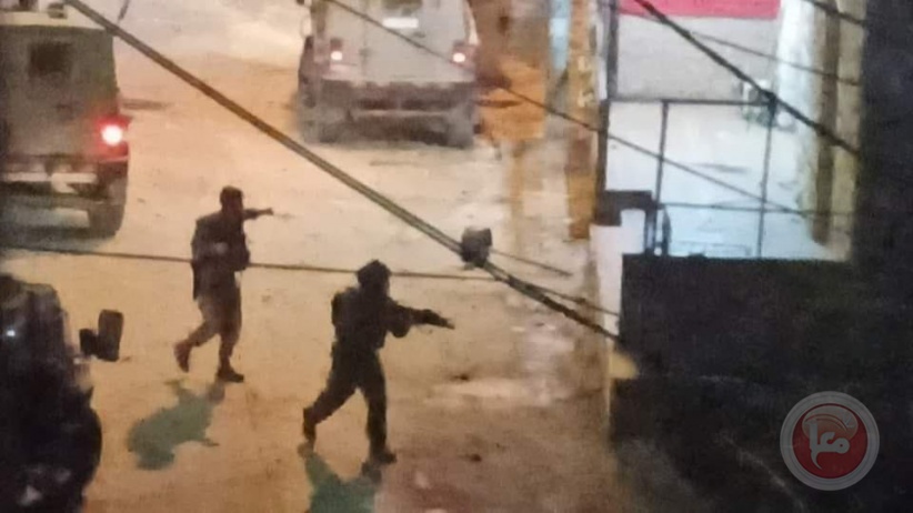 قوات الاحتلال تعتقل 4 مواطنين من بيت أمر