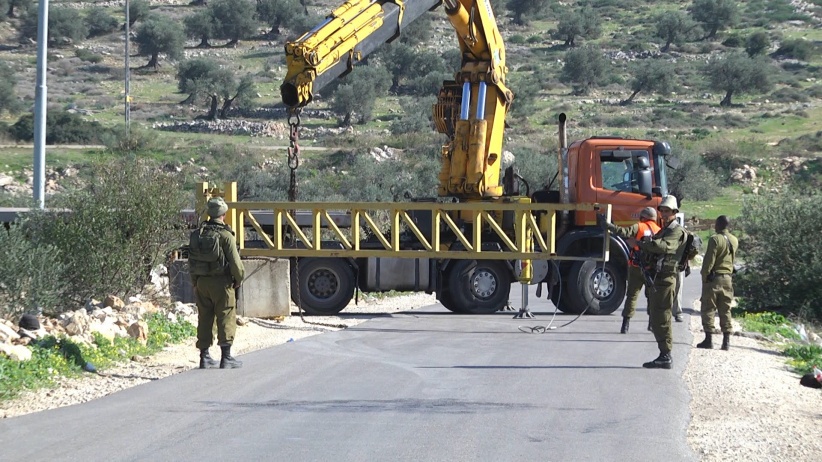 The occupation erected an iron gate at the entrance to Al-Laban Al-Sharqiya