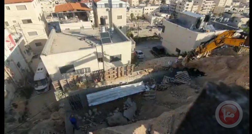 Issawiya - The occupation municipality forces a Jerusalemite to demolish his house